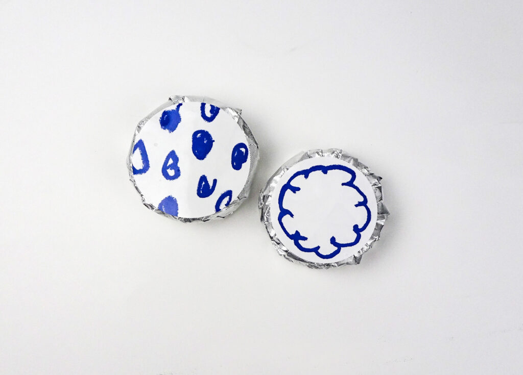 オリジナルのインキ配合でメリハリのある青色を再現したお菓子のラベル
