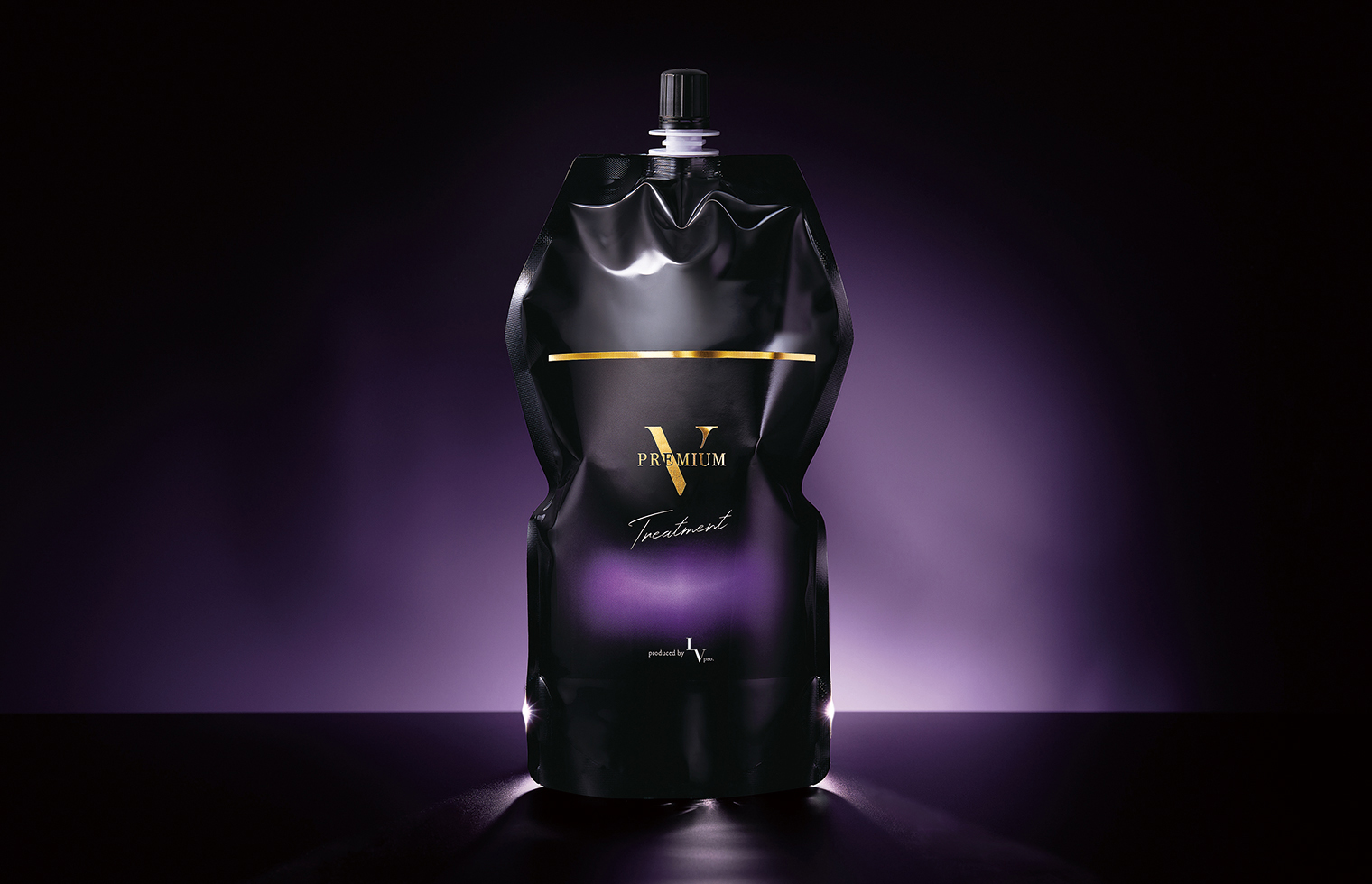 銀ネーマーに箔押しで輝きと高級感を引き出した化粧品ラベル